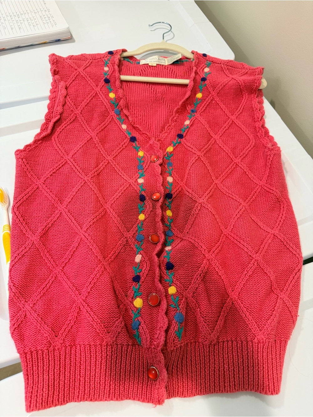 The Eagles Eye Vintage Embroidered Diamond-Knit Sweater Vest - Pink L